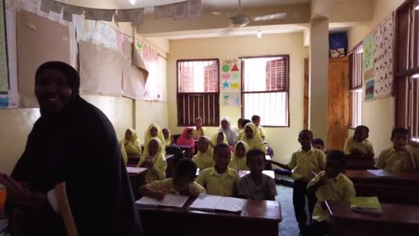 Дети в африканской начальной школе сидят за партами в классе, Занзибар — стоковое видео