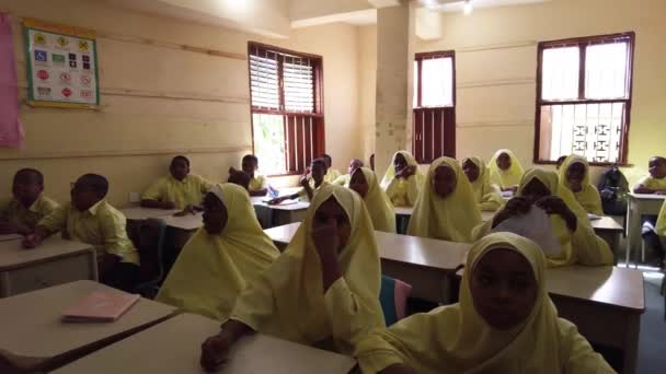 Děti v africké základní škole sedí za stolem ve třídě, Zanzibar — Stock video