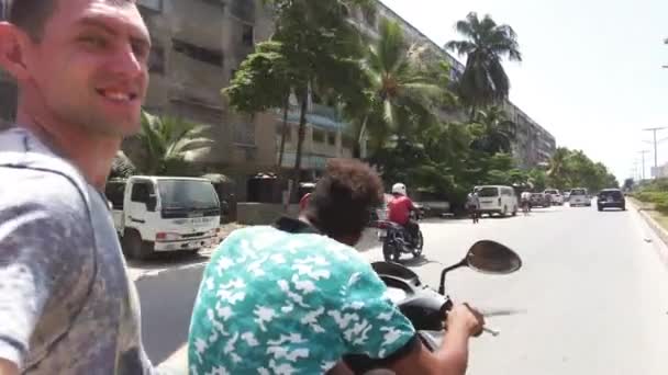 桑给巴尔石城，在繁忙的非洲道路上乘坐滑板车 — 图库视频影像