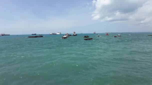 Stone Town Embankment. Sansibar, Afrika: Vergnügungsboote parken im Seehafen — Stockvideo