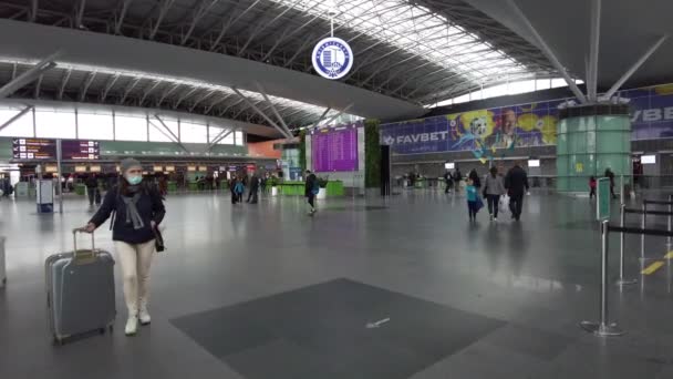 Terminal del aeropuerto de Boryspil dentro durante los tiempos de cuarentena — Vídeos de Stock