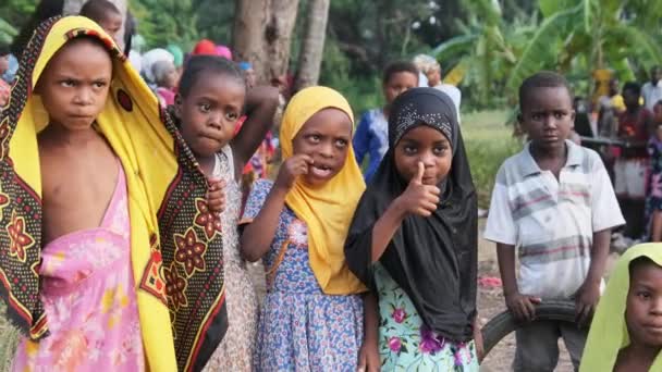 Glad lokal afrikanska Kids Show Tummen upp skylt och nyfiken ser Zanzibar Village — Stockvideo