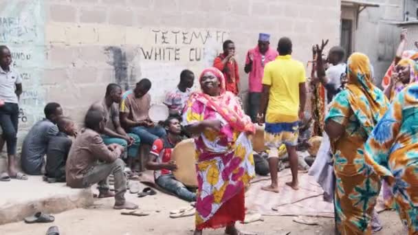 Mariage africain, Beaucoup de femmes locales dans la danse traditionnelle des vêtements, Zanzibar, Afrique — Video