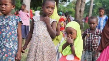 Yerel Afrikalı Çocuklar Köydeki Kameraya Bakıyor, Zanzibar, Afrika