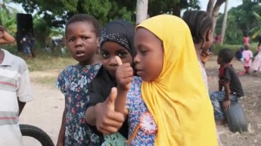 Mutlu Afrikalı Çocuklar Başparmak Yukarı ve Meraklı Bakışlı Zanzibar Köyü İşareti Gösteriyor