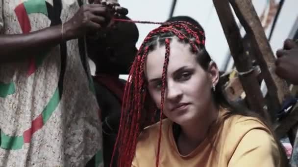 Процес ткацтва африканських кошиків з Червоним Канекалоном на відкритому повітрі, Занзібар, Африка — стокове відео