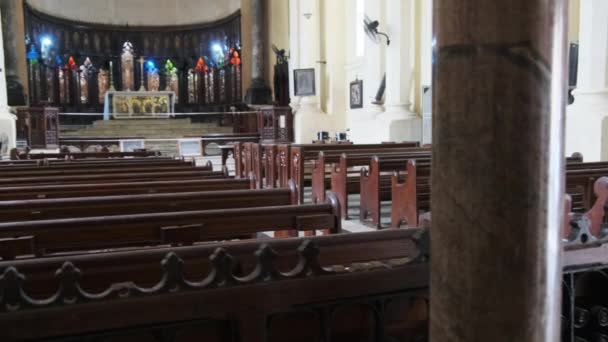 Christuskirche der Anglikanischen Kathedrale mit hölzerner Gebetsbank und Altar, Sansibar — Stockvideo