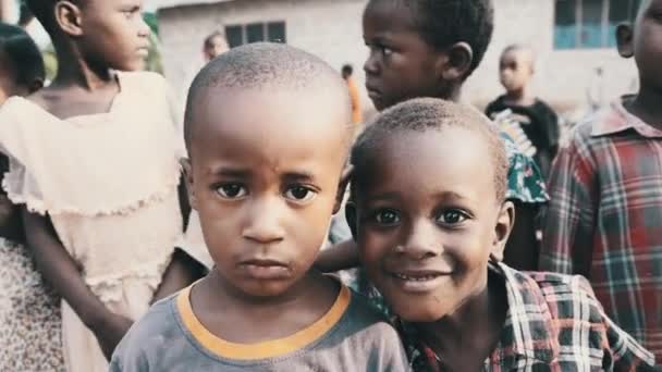 Local African Boys Curious Κοιτάζοντας την κάμερα στο χωριό Ζανζιβάρη της Αφρικής — Αρχείο Βίντεο