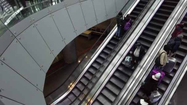 Boryspil Airport Terminal Inside, Escaleras mecánicas se mueven, Zona de salida en tiempos de cuarentena — Vídeo de stock