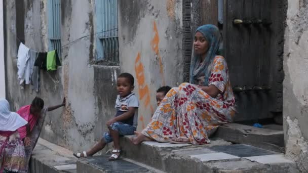 Chudá africká rodina s matkou a dětmi ve slumech Kamenného Města, Zanzibar — Stock video