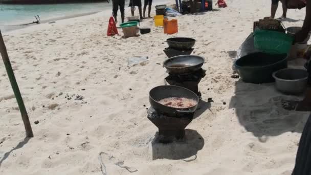 Gotowanie ośmiornice w głębokim garnku na piaszczystej plaży w Afryce, egzotyczne Zanzibar — Wideo stockowe