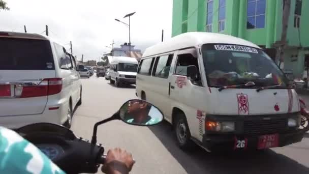Hulajnoga przez ruchliwą afrykańską drogę z ruchem lewostronnym, Stone Town, Zanzibar — Wideo stockowe