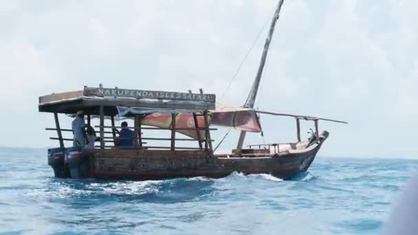 African Wooden Dhow Boat Segling med Turkos Indiska oceanen, Zanzibar, Tanzania — Stockvideo