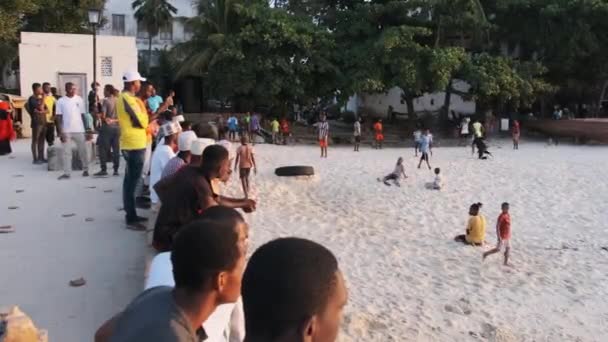 地元のアフリカの10代の若者がザンジバルのサンセットビーチでアクロバティックなショーを手配 — ストック動画
