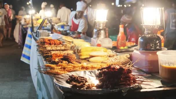 Forodhani Food Stalls, Hagyományos Zanzibár Food Market, Finomságok, Stone Town — Stock videók
