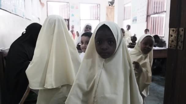 Menigte Afrikaanse kinderen kijken in een camera in een basisschool, Zanzibar — Stockvideo