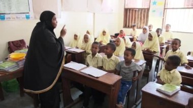 Afrika İlköğretim Okulu 'nda Çocuklar Masa başına Zanzibar' da