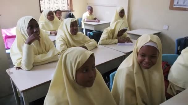 Dzieci w afrykańskiej szkole podstawowej siedzieć przy biurkach w klasie, Zanzibar — Wideo stockowe
