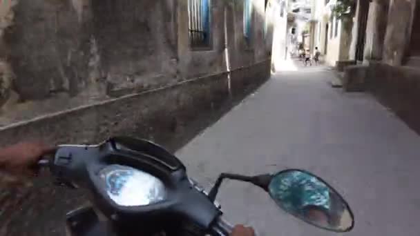 Fakir Afrikalılarla Dar Taş Şehir 'in Kirli Caddelerinde Scooter sürmek — Stok video