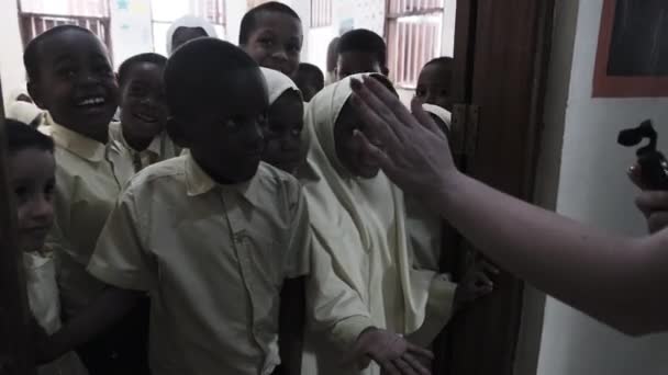 Crowd African Children Look into a Camera Inside an Elementary School, Zanzibar — Stock video