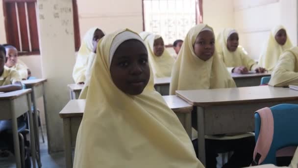 Niños en una escuela primaria africana se sientan en escritorios en un aula, Zanzíbar — Vídeo de stock