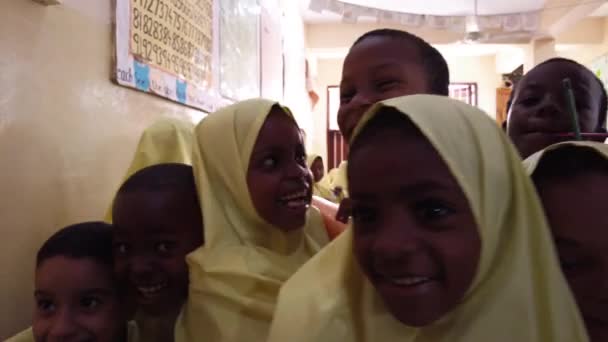 クラウドアフリカの子供たちは小学校の中でカメラを見て、 Zanzibar — ストック動画