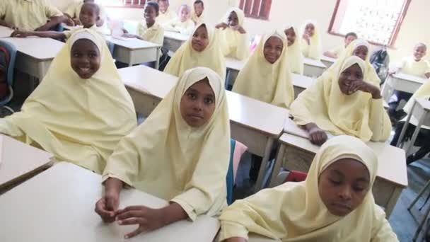 Des enfants dans une école élémentaire africaine assis dans un bureau dans une salle de classe, Zanzibar — Video