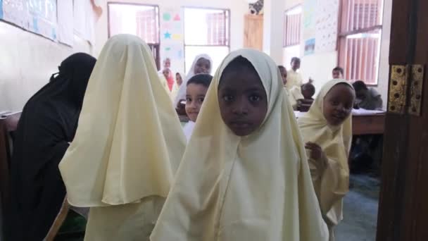 붐비는 아프리카 어린이들, 잔지바르에 있는 초등 학교 내부 카메라를 들여다봄 — 비디오
