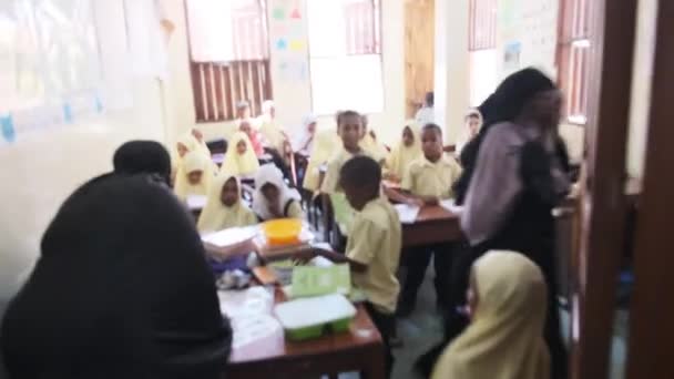 Barn i en afrikansk grundskola sitter på skrivbord i ett klassrum, Zanzibar — Stockvideo