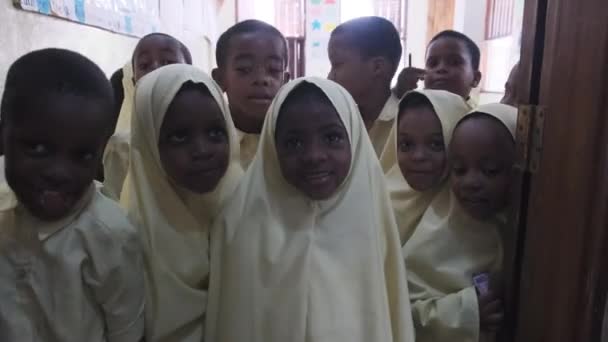 Afrikanische Kinder blicken in eine Kamera in einer Grundschule auf Sansibar — Stockvideo