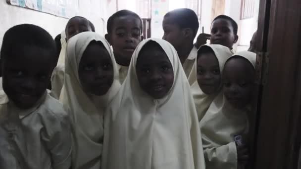 Crowd African Children Look into a Camera Inside an Elementary School, Zanzibar — Stock video