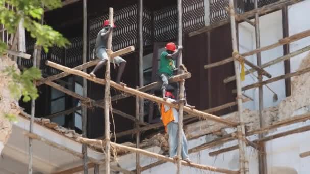 Construtores Africanos Reconstruir Crumbling Building em Stone Town, Zanzibar, África. — Vídeo de Stock