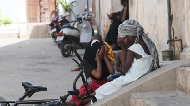 African Children Play in Dirty Urban Slums of East Africa, Stone Town, Zanzibar — стокове відео