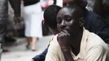 Fakir Sokakta Üzgün Afrika Oturuyor, Yerel Siyah Adam, Üzgün Bak, Taş Şehir, Zanzibar