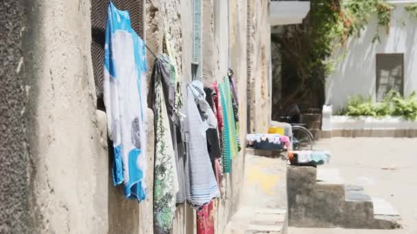 Πλυντήριο ρούχων Στεγνώματος σε ένα σχοινί σε φτωχές αστικές φτωχογειτονιές της Αφρικής, Stone Town, Ζανζιβάρη — Αρχείο Βίντεο