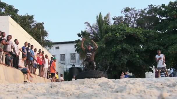 Pemuda Afrika setempat Atur Pertunjukan Akrobatik di Pantai di Sunset, Zanzibar — Stok Video