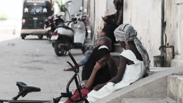 Afrykańskie dzieci bawią się w brudnych miejskich slumsach Afryki Wschodniej, Stone Town, Zanzibar — Wideo stockowe