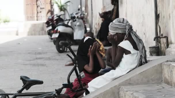 Les enfants africains jouent dans les bidonvilles urbains sales d'Afrique de l'Est, Stone Town, Zanzibar — Video