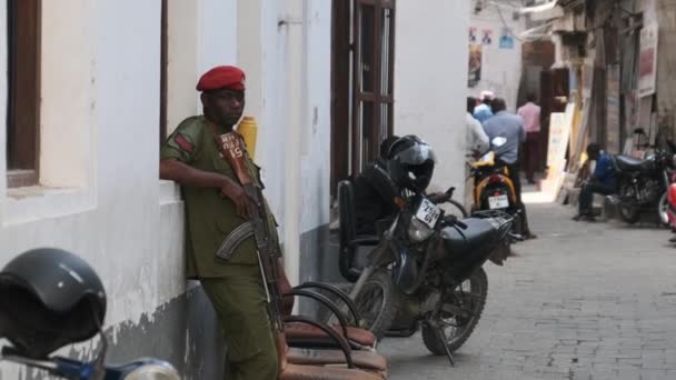 Un soldato africano armato con mitragliatrice per strada nella regione povera dell'Africa — Video Stock