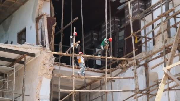 Afrikanska byggare Rekonstruera Crumbling Building i Stone Town, Zanzibar, Afrika. — Stockvideo
