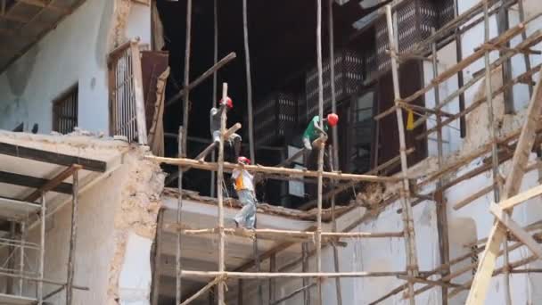 Constructores africanos reconstruyen un edificio en ruinas en Stone Town, Zanzíbar, África. — Vídeos de Stock