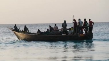 Balıkçılarla Afrika Tahta Balıkçı Teknesi Okyanusta, Zanzibar, Tanzanya 'da