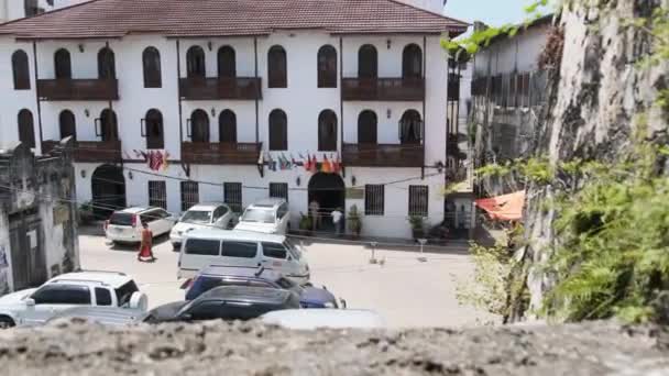 Tour a piedi di Stone Town con negozi di souvenir per turisti, antica Zanzibar — Video Stock