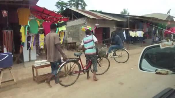 Köy içinde harap olmuş evlerle Gecekondu ve bit pazarlarının önünden geçiyoruz. — Stok video