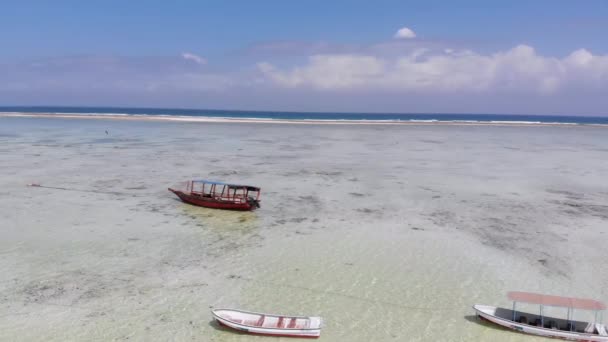 Ozean bei Ebbe, Luftaufnahme, Sansibar, Boote, die in den Untiefen im Sand stecken — Stockvideo