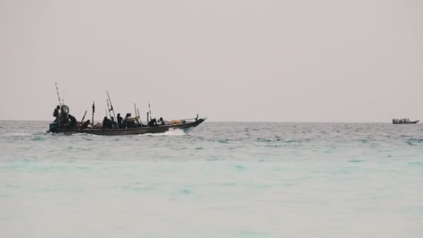 Afrikanska fiskebåt med en hel del fiskare segel längs havet, Zanzibar — Stockvideo