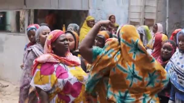 Afrikanische Hochzeit, viele einheimische Frauen in traditioneller Kleidung tanzen, Sansibar, Afrika — Stockvideo