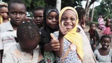 Mutlu Afrikalı Çocuklar Başparmak Yukarı ve Meraklı Bakışlı Zanzibar Köyü İşareti Gösteriyor