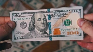 Masanın Arkaplanındaki Paralı Erkek Elleri, Banknotlar Sayılıyor