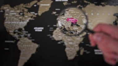 Büyüteç Altında Dünya Haritasında Ukrayna